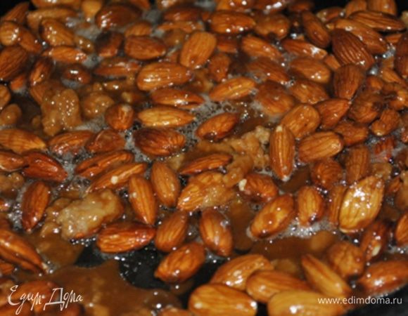 Всыпать миндаль и помешивая жарить, пока сахар полностью не растворится и не станет темно-коричневым.
Пергаментную бумагу слегка смазать растительным маслом, высыпать грильяж и оставить до остывания.