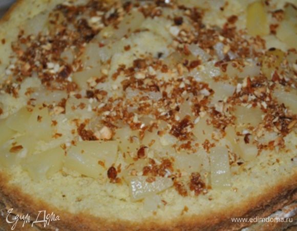 Сборка:
каждый корж слегка пропитать сиропом от ананасов (без фанатизма, совсем слегка).
На каждый корж выкладываем третью часть ананасов, посыпаем грильяжем