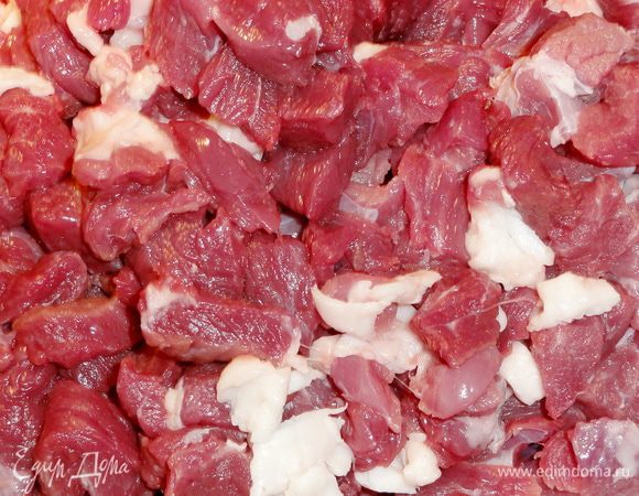 Главное в бэлише — это хорошее мясо и правильное тесто, потому как, если вы сделаете тесто не очень эластичным, оно во время выпечки может треснуть и бульон будет вытекать. Мясо выбирайте средней жирности. Если вы добавите в начинку кусочки утки или гуся, то вкус будет особым. Мясо нарежьте мелкими кусочками.