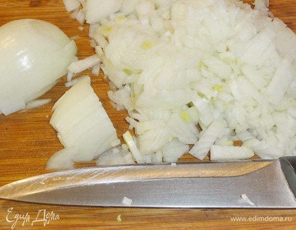 Картошку и лук — мелкими кубиками.
