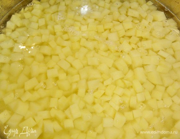 Положите картофель в воду.