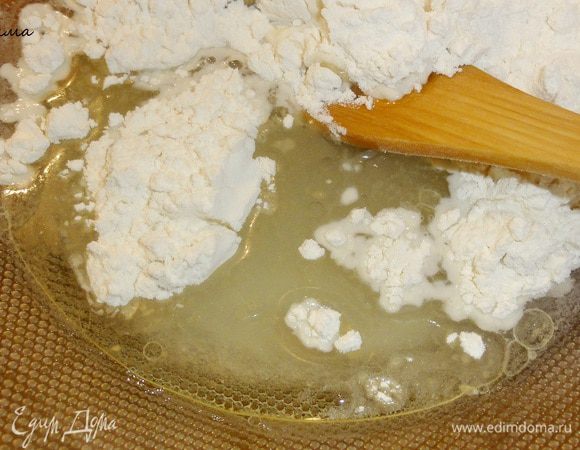 Теперь замесите тесто, смешав все ингредиенты.