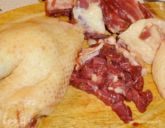 С мяса утки срежьте лишний жир, но не весь. Отделите мясо от косточек и нарежьте мелкими кусочками.