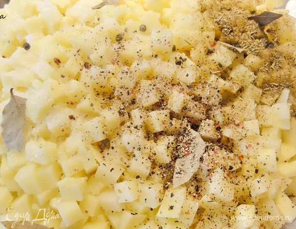 Смешайте картошку, мясо, лук, черный молотый перец, соль, положите лавровый лист.