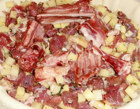 Выложите часть начинки, затем положите косточки утки.