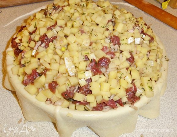 А теперь распределите всю оставшуюся начинку горкой.