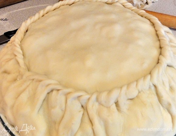 Сверху уложите «крышечку» и тщательно закрепите края.