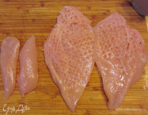 Отбейте толстые части так, чтобы выровнять куски грудки. Главная задача - выровнять толщину, чтобы при обжарке грудка равномерно готовилась.