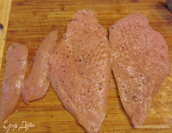 Посолите и поперчите грудки с обеих сторон.