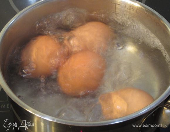 Тем временем поставьте вариться яйца. Помните, что варить яйца надо всего в течение одной минуты. Т.е. доведите до кипения и через минуту - под холодную воду.