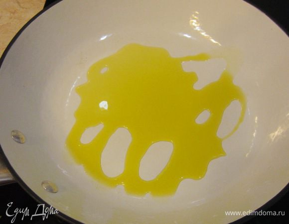 Плесните в сковороду оливковое масло.