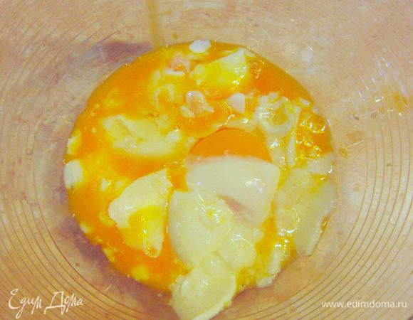 Разбейте яйца в емкость. Ложкой выскребите все белки.