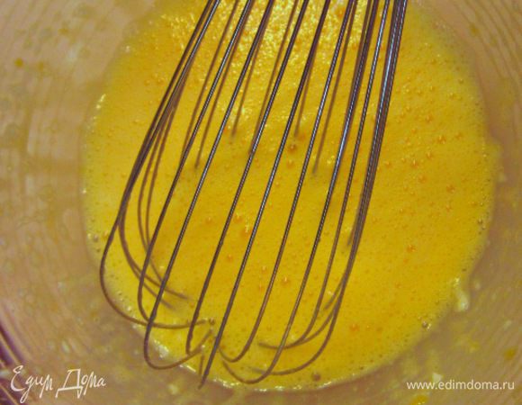 Взбейте яйца венчиком. Добавьте уксус, вустерширский соус, соль и перец.