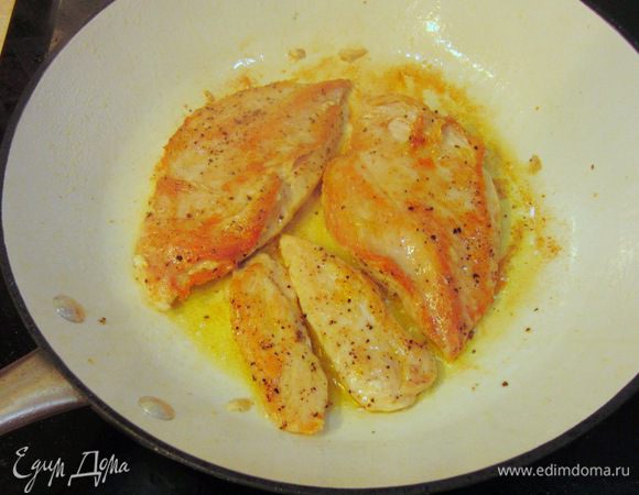 Обжарьте грудки в сковороде по три минуты с каждой стороны.