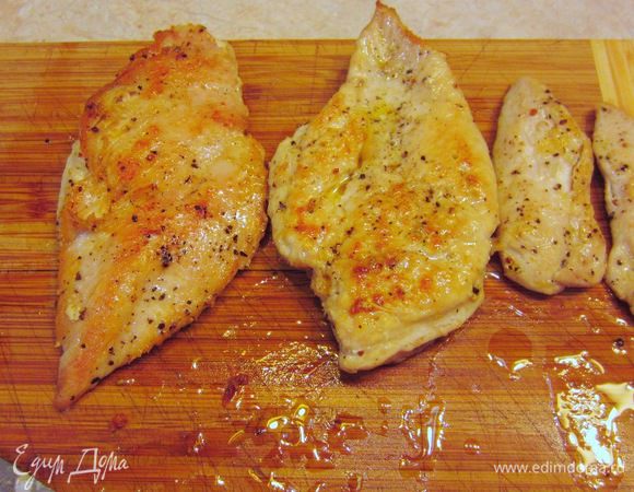 Отложите грудки на доску, чтобы мясо дошло и стало мягче.