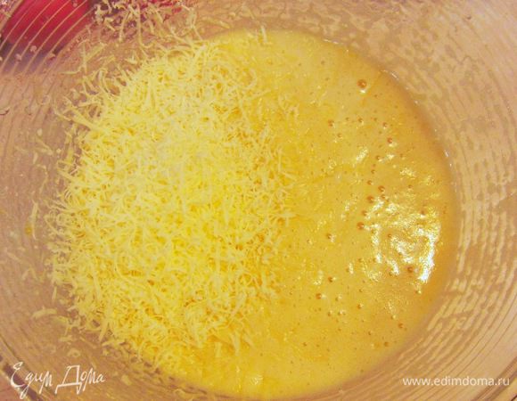 Добавьте тонкой струйкой растительное масло в соус, постоянно взбивая венчиком. Натрите половину Пармезана в соус.