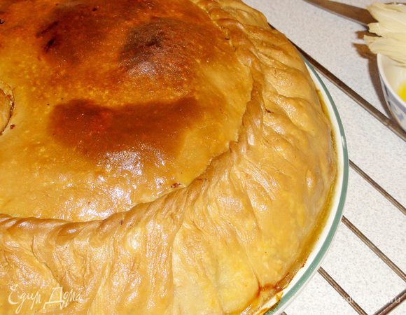 Поверхность готового пирога смажьте растопленным сливочным маслом.