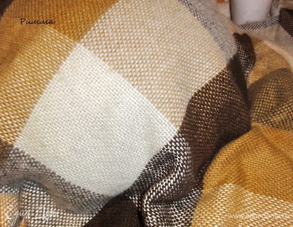 Укройте теплым покрывалом на 30 минут. Это нужно для того, чтобы пирог отдохнул от жара и пропитался собственным соком. За это время корочка станет мягкой и вкусной.