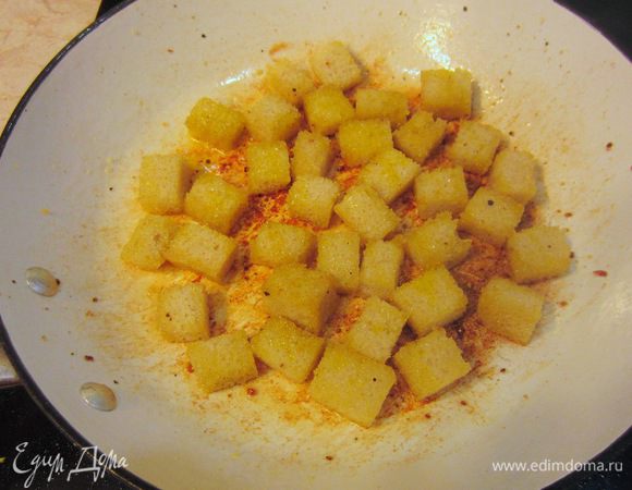 Теперь обжарьте нарезанные на кубики кусочки хлеба. Часто перемешайте кубики, чтобы масло пропитало хлеб со всех сторон, иначе масло впитается с одной стороны.