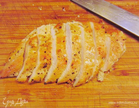 Как хлеб будет готов, нарежьте грудки поперек волокон на полоски.