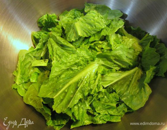 Промойте салат и высушите. Порвите салат на части. Толстые стебли можете выкинуть.