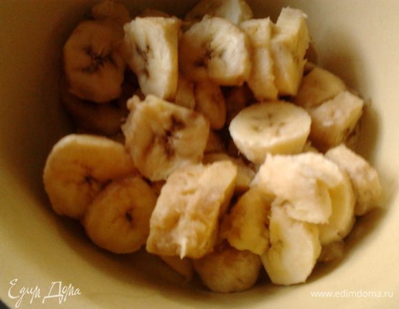 Почистим от кожуры наши бананчики и порежем кружочками.Положить их в какую-нибудь емкость и отправить бананчики в морозилку отдыхать на 3 часа.