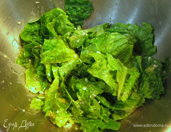 Полейте салат соусом непосредственно перед подачей и хорошо размешайте руками.