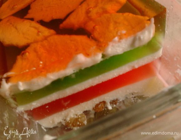 Делаем чередуя слои.Творожная,клубничная,творожная,киви,зефир и персиковое желе.