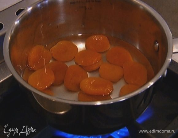 Курагу выложить в небольшую кастрюлю, залить водой и варить 5–7 минут, затем нарезать крупными кусочками.