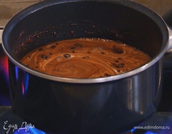 В отдельной кастрюле соединить сахар и 1/2 стакана воды и поставить на огонь, добавить какао. Когда сироп практически закипит, помешивая, влить сливки, довести все до кипения и снять с огня.