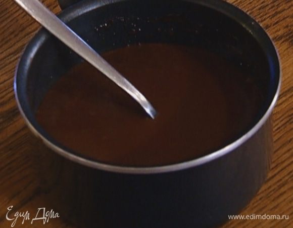 Набухший желатин вынуть из воды, просушить бумажным полотенцем, выложить в горячий шоколадный сироп и перемешать.
