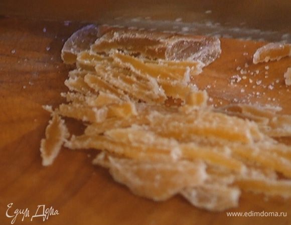 Имбирные цукаты нарезать тонкими полосками.