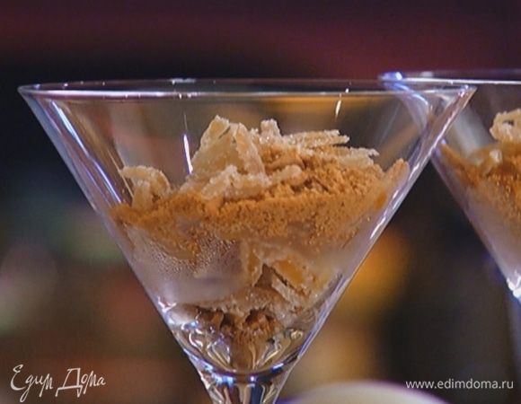 В глубокий бокал выложить 1 ч. ложку измельченного печенья, сверху несколько полосок имбиря, затем слой кураги, еще немного печенья и имбиря. 