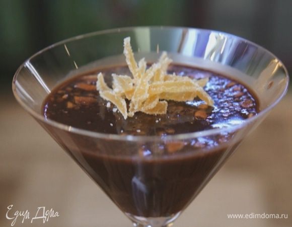 Залить все шоколадным сиропом, остудить и отправить в холодильник минимум на час.