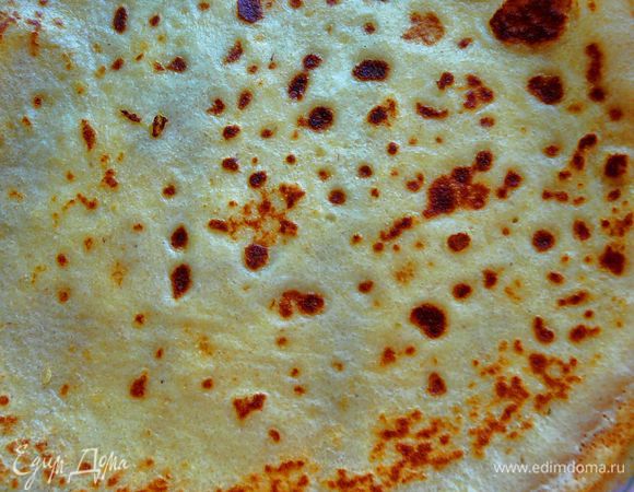 На среднем огне разогреть сковороду,смазать хорошо разогретую сковороду растительным маслом и выпекать блинчики с двух сторон.Можно подавать завернув в нее начинку или же кушать без начинки,полив блинчики растопленным сливочным маслом.