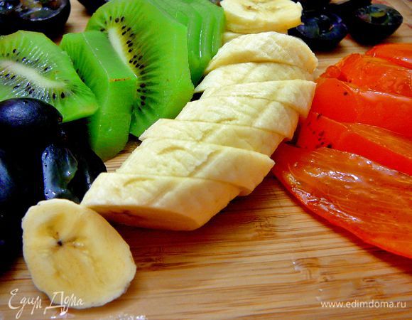 я подавала с фруктами и сладким творожком 25%жирности,полив шоколадным топингом.