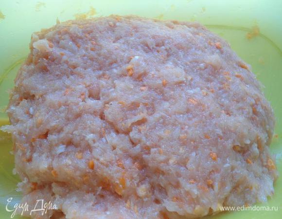 Филе,морковку и лук дважды перекрутить на мясорубке,отбить руками.Посолить,добавить белый перец.