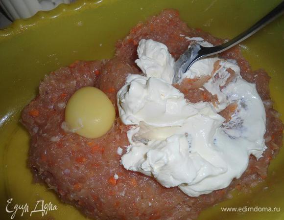 Добавить желток,сметану,манку и перемешать.