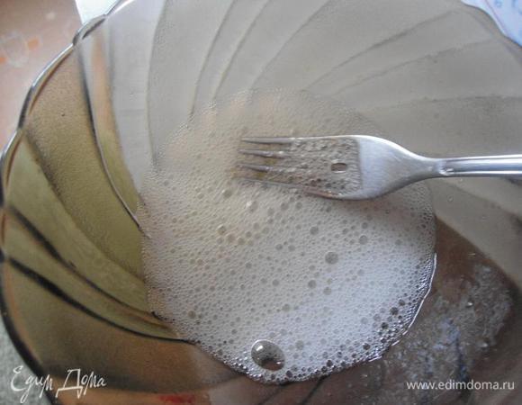 Белок взбить в лёгкую пенку и ввести в фарш.Аккуратно перемешать.Форму смазать растительным маслом,выложить фарш,поставить в форму побольше и налить в неё воды на 2 сантиметра.Поставить в разогретую до 160 градусов духовку и готовить 20 минут,через 10 минут можно убавить до 120.