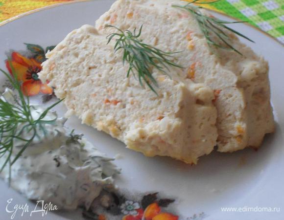 Приготовить соус на ваш вкус.Я делала простой сметанный:Смешала сметану,соль и мелко нарезанный укропчик,перемешала.Суфле порезала на кусочки и подала с соусом.Приятного аппетита!!!