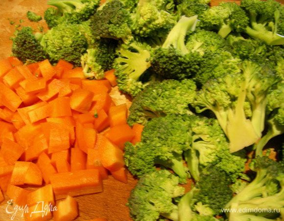 Морковь режем небольшим кубиком, брокколи разбираем на небольшие соцветия и отвариваем в подсоленной воде. По времени смотрите сами, кто-то любит овощи хрустящие, кто-то помягче. Главное, их в кашу не превратить. Думаю, минут 8-10 самое то. Я их готовила в пароварке 12 минут.


