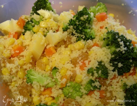 К кускусу добавляем овощи, кукурузу, сыр и изюм. Все прогреваем. Я свой кускус разделила на 2 части: в одну добавила брокколи, в другую - шнитт-лук.