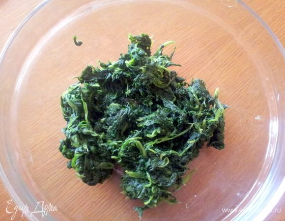 Начинка:
В соленой кипящей воде подержать шпинат 2 минуты, затем остудить под холодной водой и обсушить.
