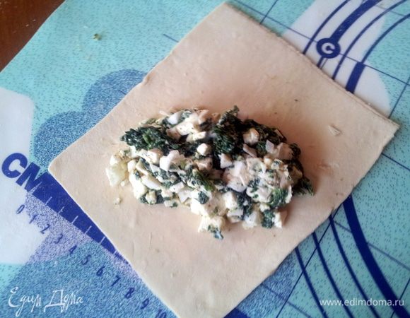 Начинку выложить на серединку прямоугоников.