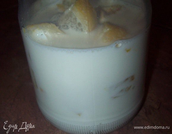 Лимон моем, режем. В журнале сказано, что надо порезать на четвертинки...я нарезала толстыми дольками. Обавляем молоко, водку , сахар и разрезанный стручок ванили. Перемешиваем, закрываем марлеи и оставляем при комнатной температуре на 12 дней. перемешиваем 1 раз в день.