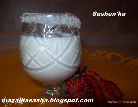 Процедить ликер. В журнале говорится, что это надо делать через мелкое сито, но мне кажется лучше это сделать через несколько слоев марли. Если вы будете цедить ликер через сито у него будет более насыщенный цвет. я процеживала несколько раз и через марлю. Разлить по бутылкам и хранить в прохладном месте.