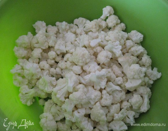 Разбираем кочан на маленькие соцветия.