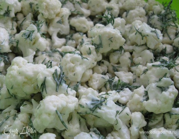 Добавляем крошеный чеснок, укроп, солим, заправляем майонезом( у меня майонез-сметана 50х50)