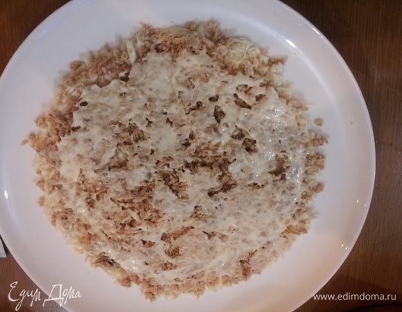 и выложить на белки. Смазать майонезом.