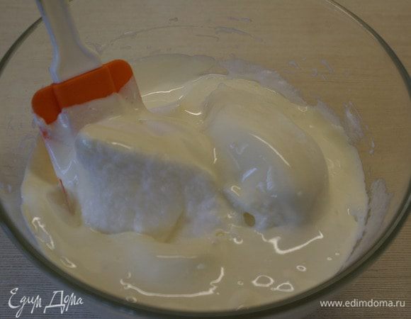 Осторожно соедините белки с желтками.